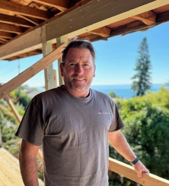 Benjamin M. Davies on the same site in Laguna Beach, framing overhead and the ocean behind him