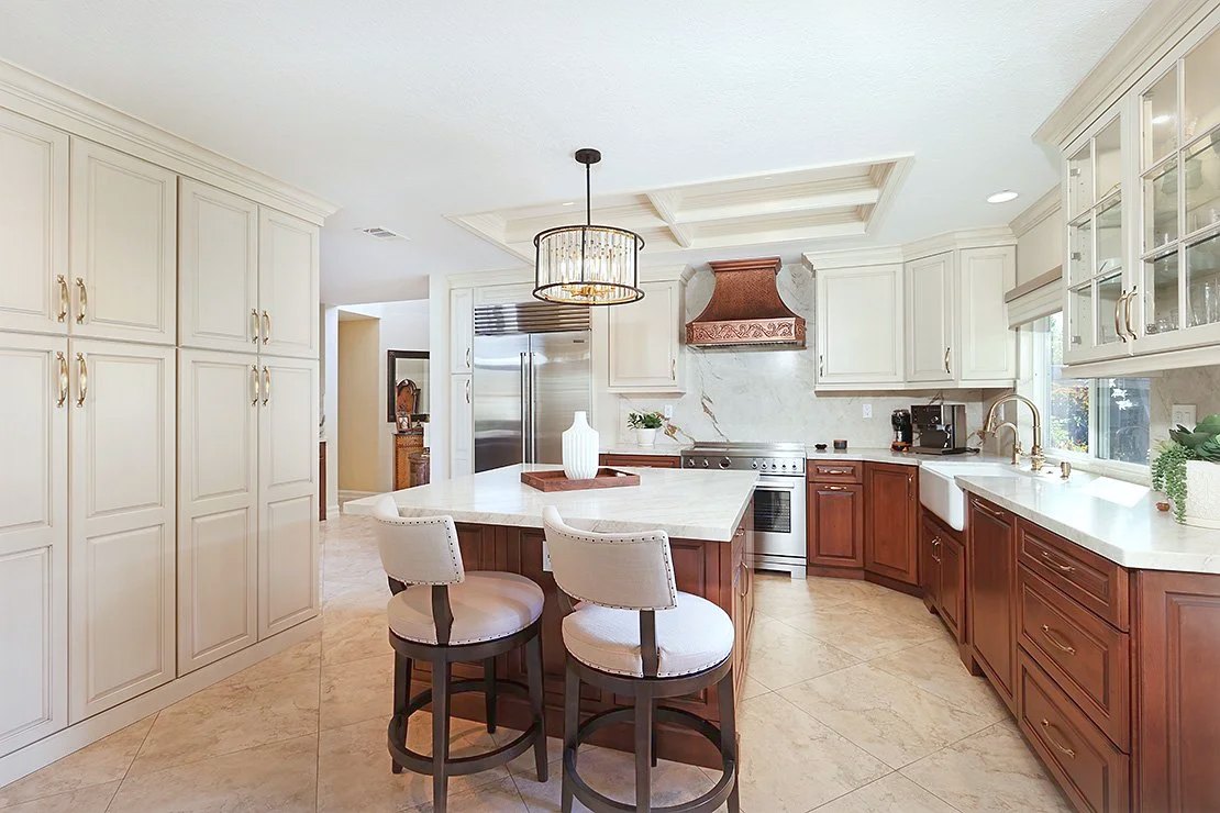 The same kitchen, from the other end