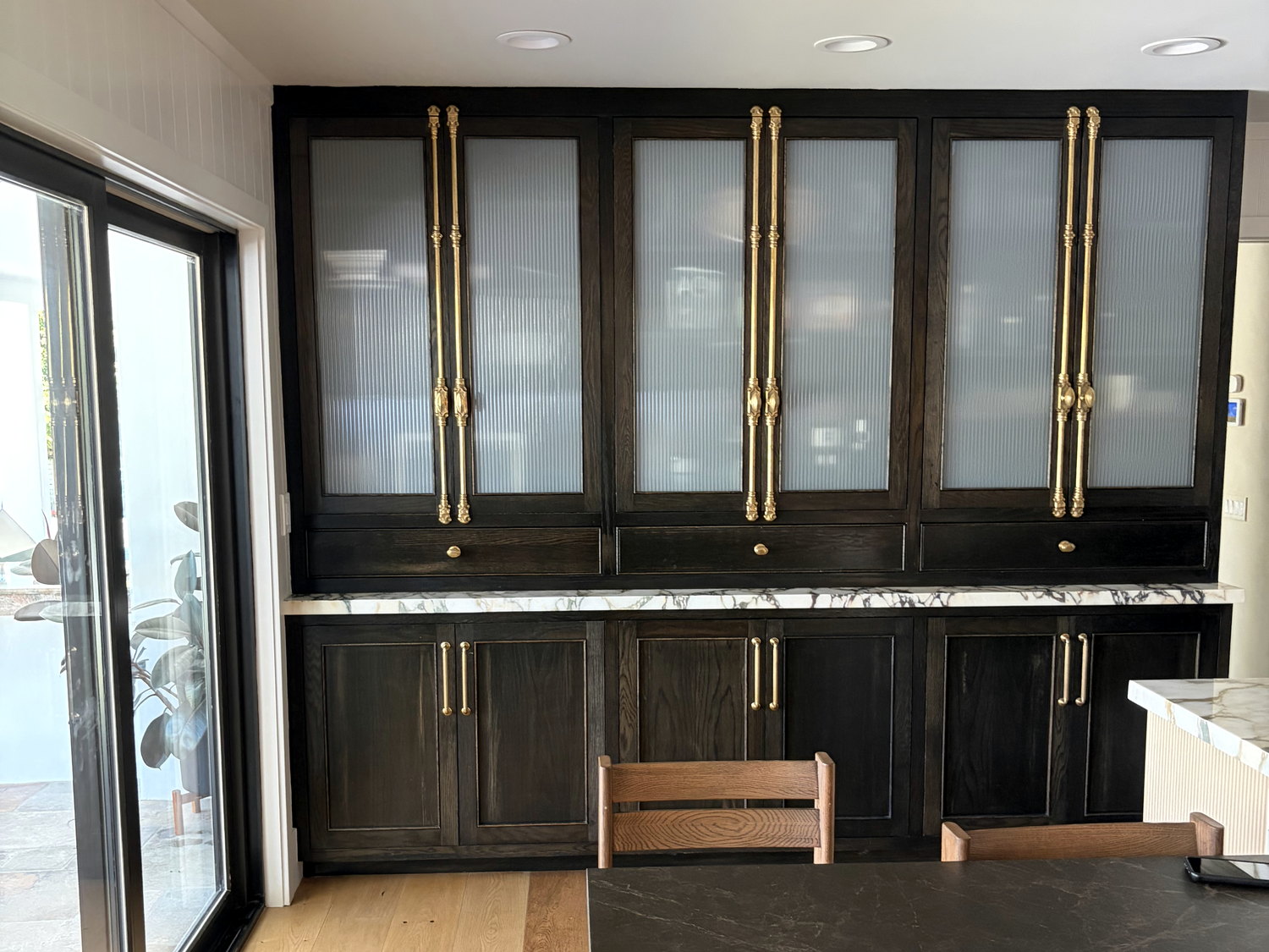 Reeded glass, brass, and ten feet that has to agree with itself