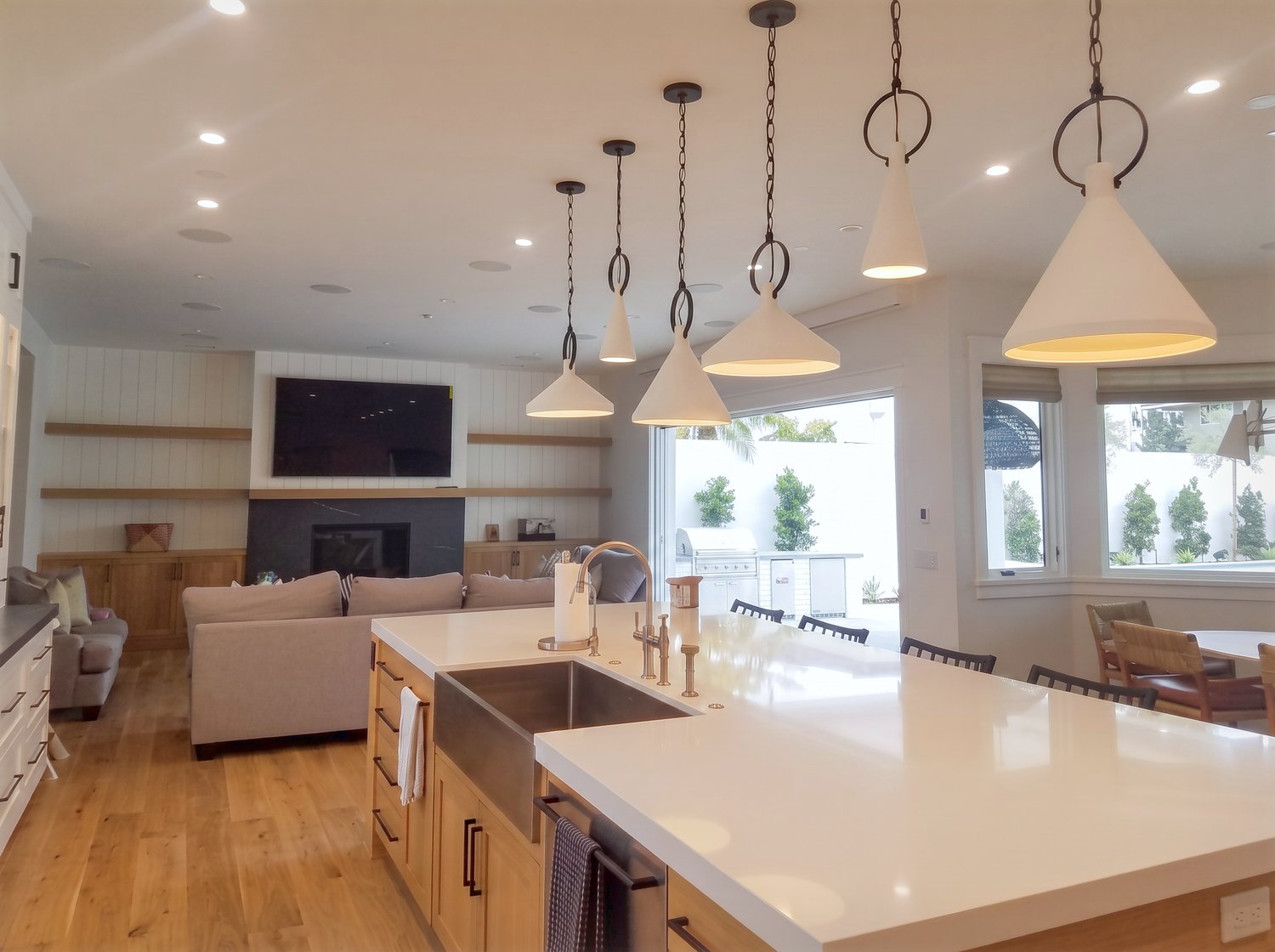 The kitchen does not end at a wall