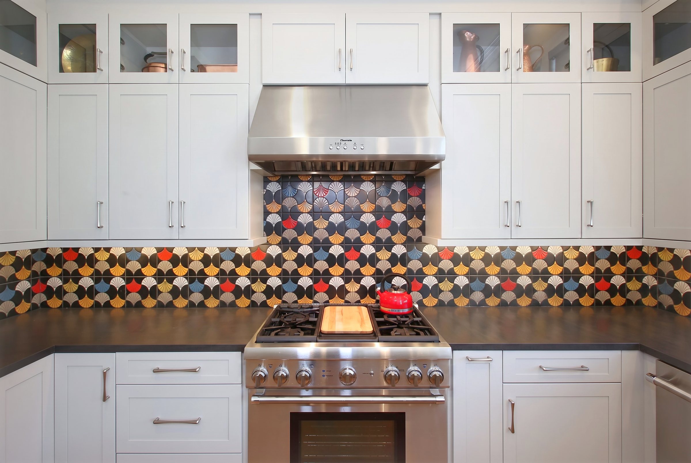 A San Juan Capistrano kitchen under a patterned scallop tile band
